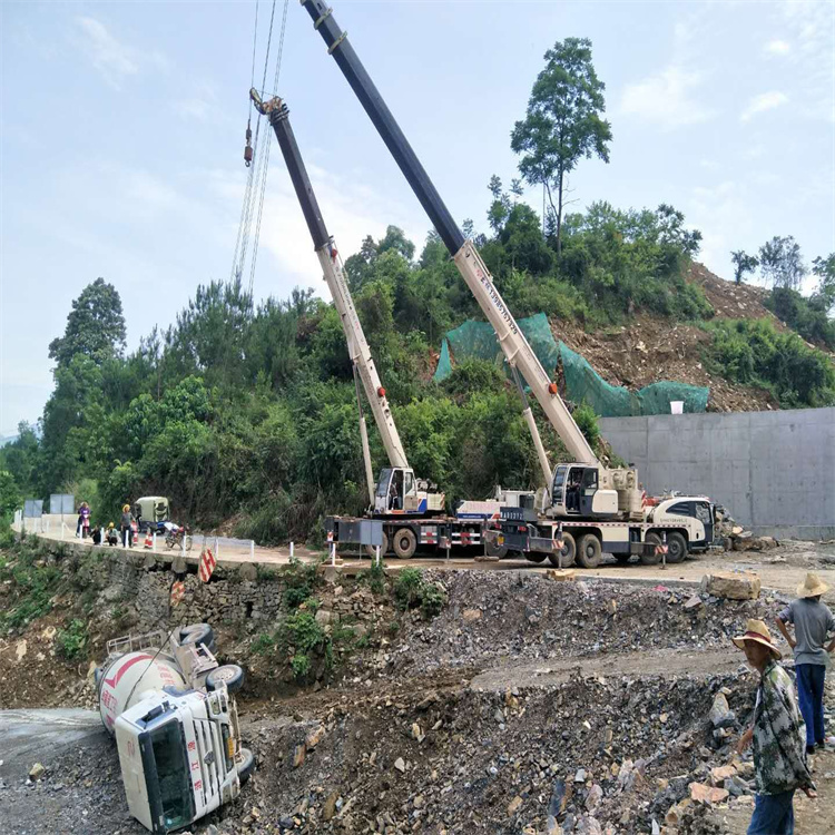 开阳汽车掉沟里叫吊车救援要多少钱